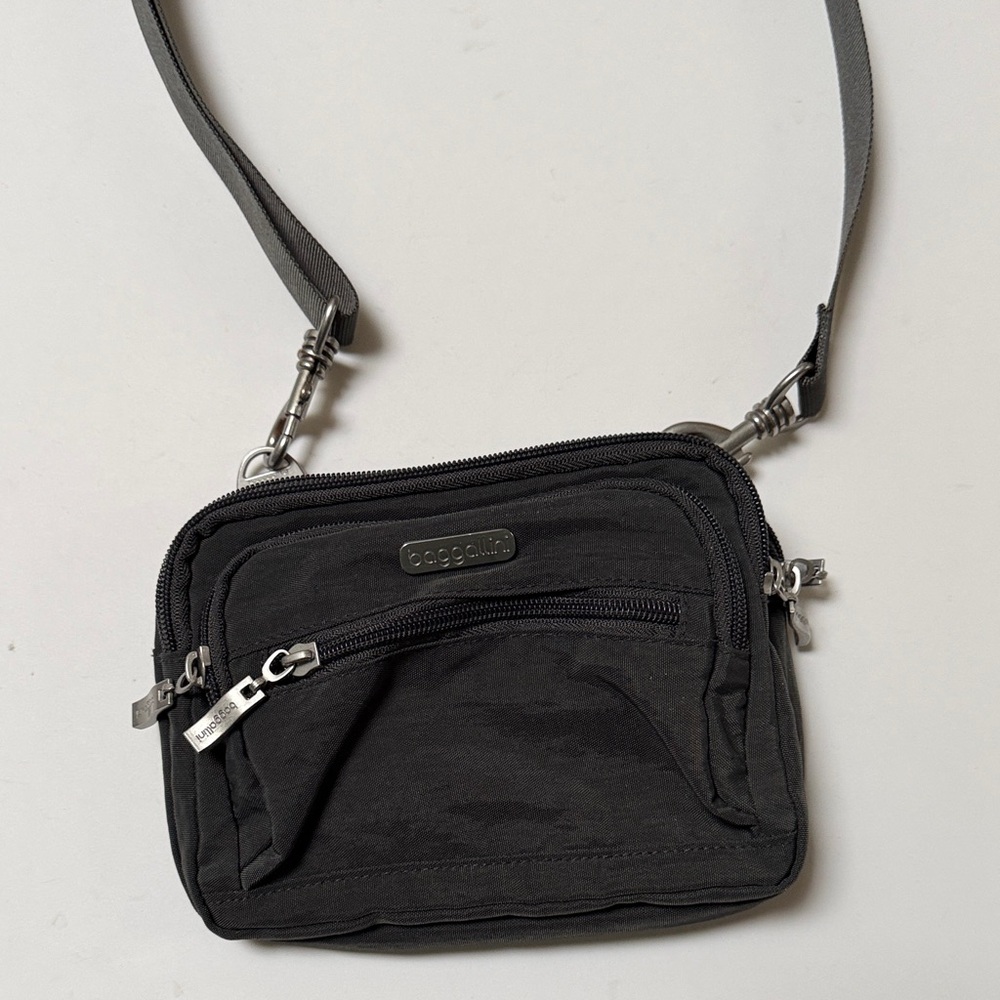 Baggalini triple zip bagg